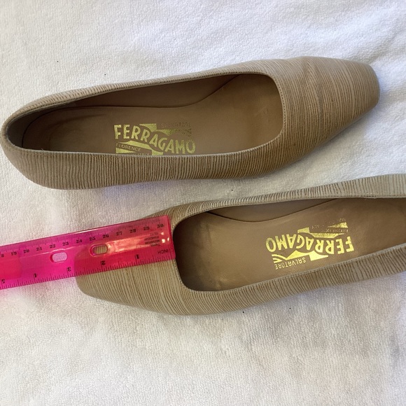 SALVATORE FERRAGAMO Beige Tan closed toe 1" kitten heel sz 7.5 VTG feel shoe - Picture 6 of 14